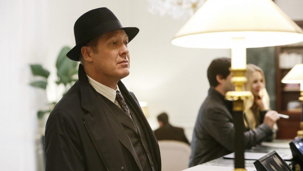 James Spader steht an einer Hotelrezeption in der Serie "The Blacklist"