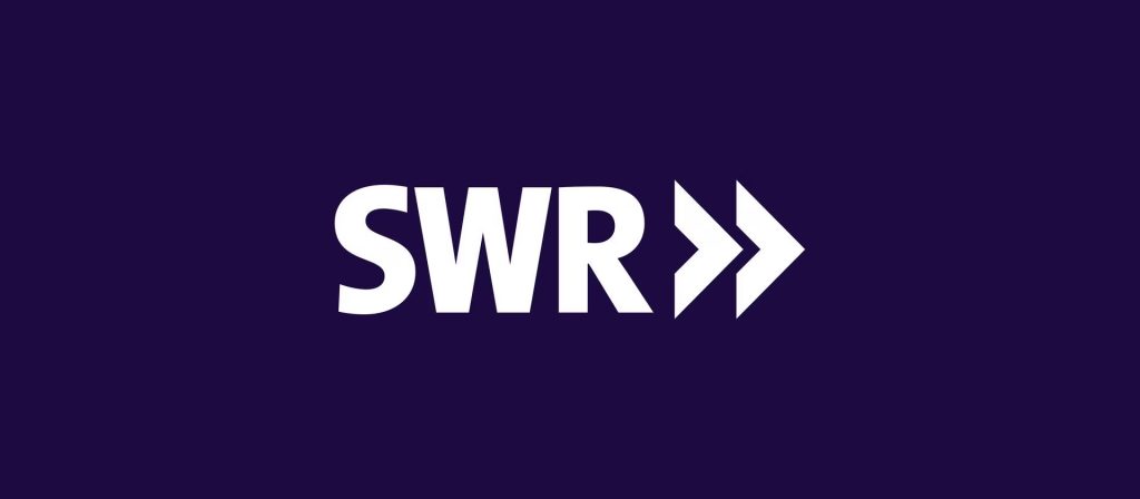 Das SWR-Logo vor Lila-Hintergrund