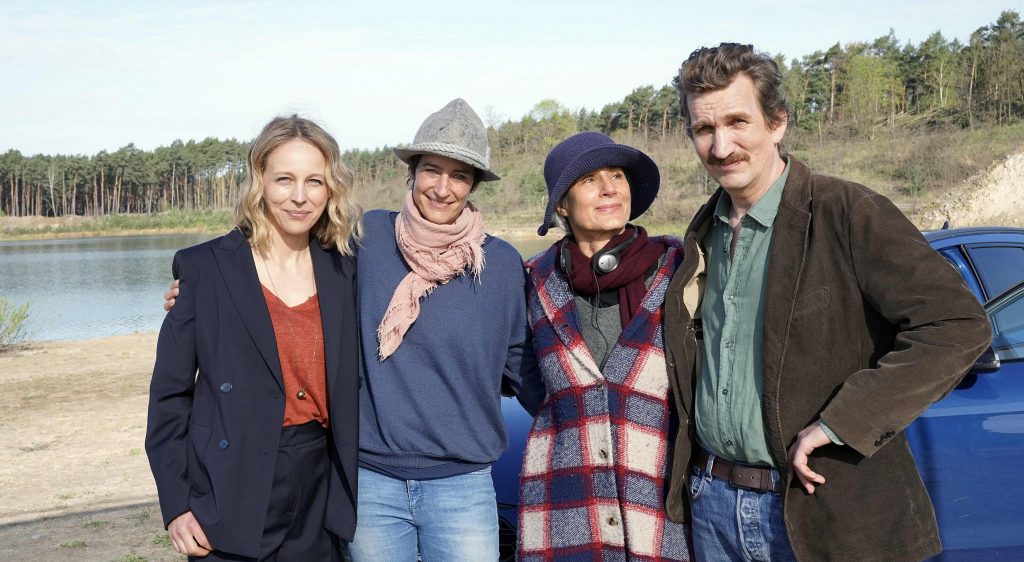 „Traue Niemandem“ (AT): Drehstart für neuen Krimi der ARD Degeto Film in Erfurt und Berlin - V. li. n. re.: Petra Schmidt-Schaller (Rolle Sophia Dreyer), Nathalie Wiedemann (Kamera), Maris Pfeiffer (Regie) Karsten Antonio Mielke (Rolle Kai Matzen)