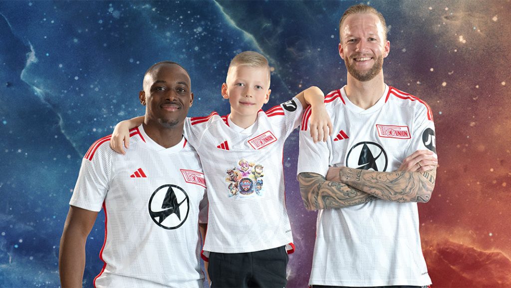 Spieler des 1. FC Union Berlin mit Sondertrikot zu Star Trek Start