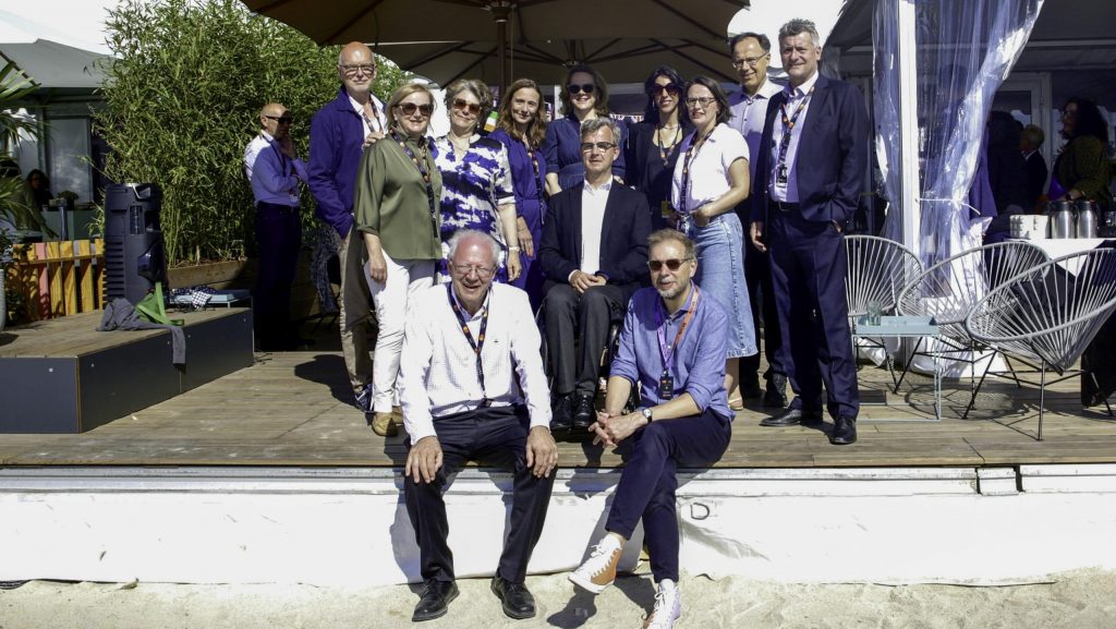  Gruppenfoto CoProduction Brekafst Cannes scaled e x