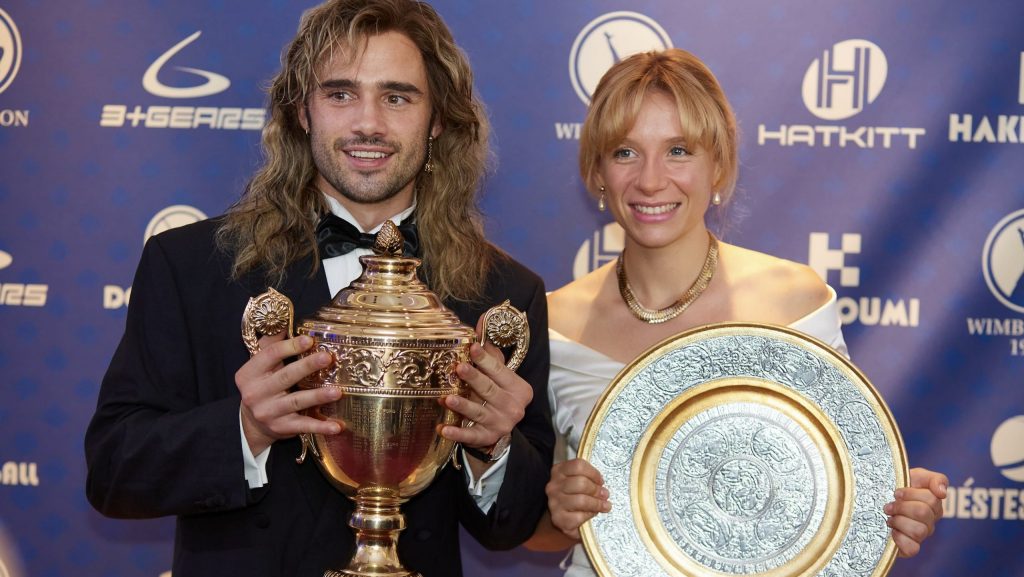 Toby Sebastian als Andre Agassi und Lena Klenke als Steffi Graf beim Wimbledon-Sieg 1992