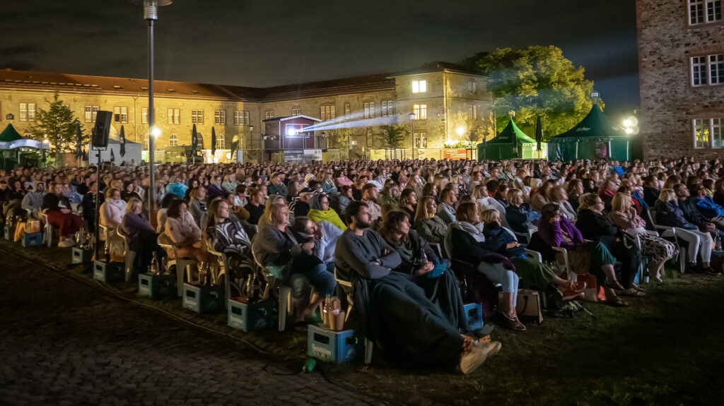 Publikum im Schlosshof abends Christoph Scheungraber e x