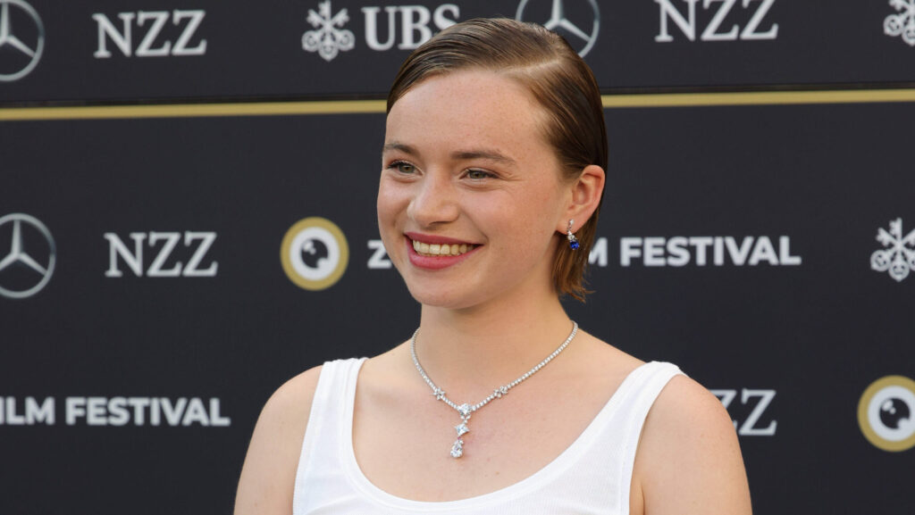 Luna Wedler - 20th Zurich Film Festival 2024 Schweizer Schauspielerin Luna Wedler auf dem grünen Teppich beim 20