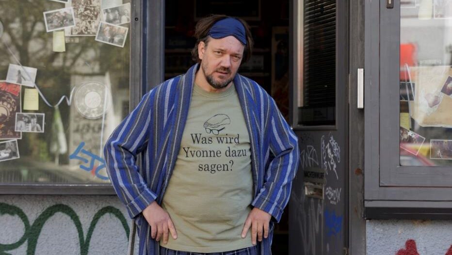 Arthouse-Kinocharts 51/25: „Der Held vom Bahnhof Friedrichstraße“ verteidigt Platz eins